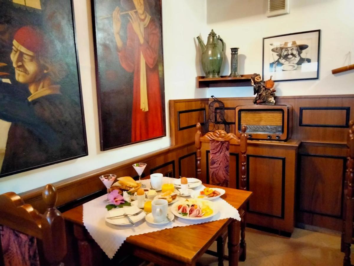 Hotel Lux Чешка Будьовица Екстериор снимка