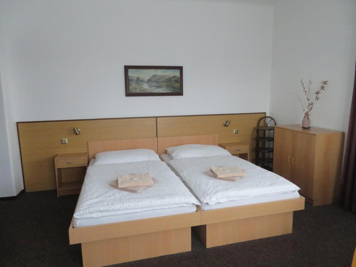 Hotel Lux Чешка Будьовица Екстериор снимка