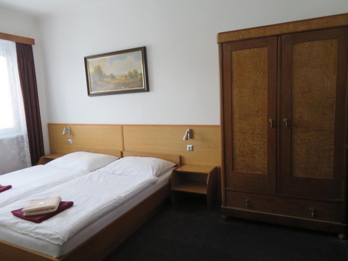Hotel Lux Чешка Будьовица Екстериор снимка